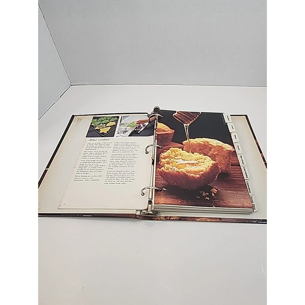 Vintage Duncan Hines BAKING WITH AMERICAN DASH‎ Cookbook 3 Ring Binder 1982